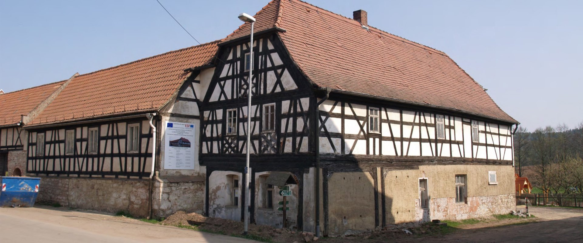 Brachflächen Wohn- und Nutzgebäude auf einem Bauernhof