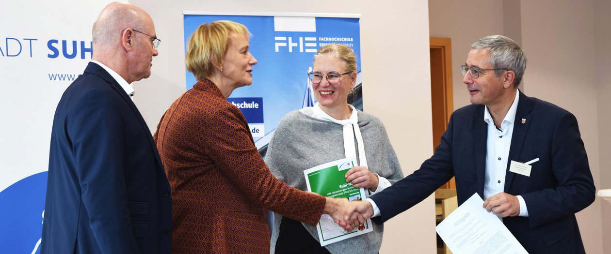 Herr Krey und Frau Wosche bei einer Übergabe in Suhl