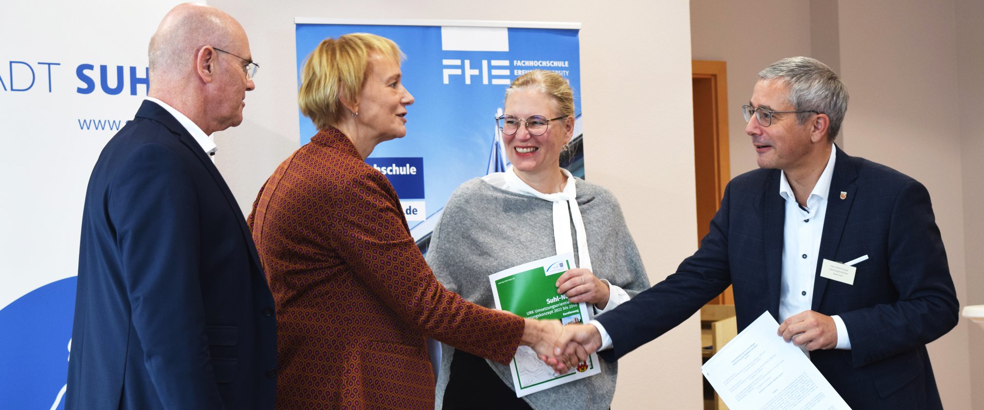 Suhl Herr Krey und Frau Wosche bei einer Übergabe in Suhl