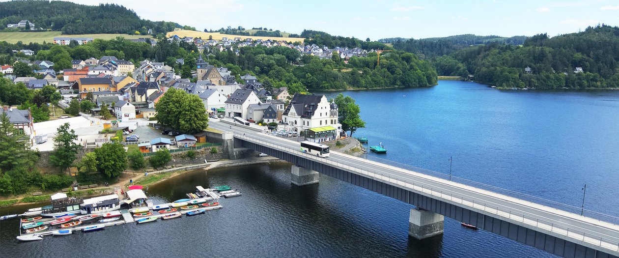 Mehr Erreichbarkeit bitte Drohnenaufnahme der Brücke bei Saalburg