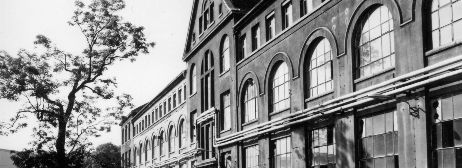 Brühl Ein altes Schwarz-Weiß-Foto eines historischen Gebäudes, das nostalgische Atmosphäre und architektonische Details zeigt.