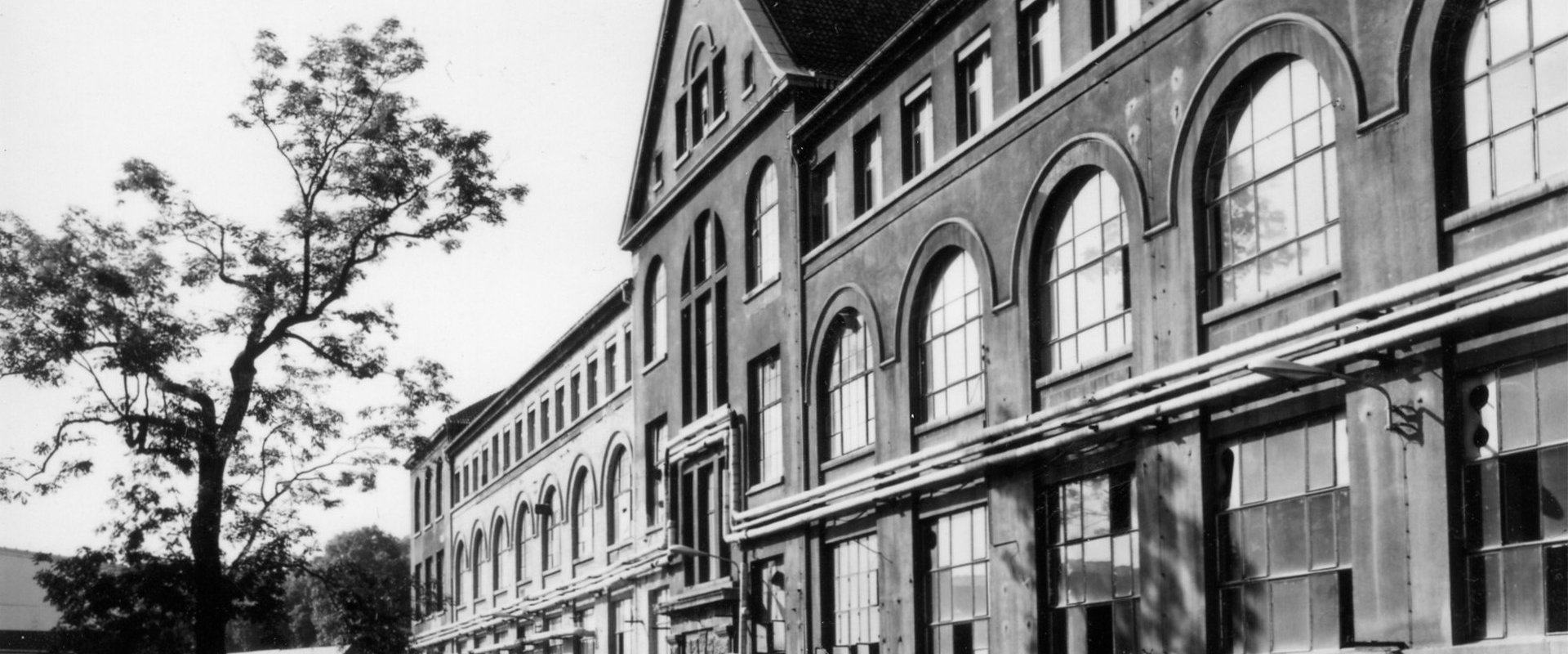 Brühl Ein altes Schwarz-Weiß-Foto eines historischen Gebäudes, das nostalgische Atmosphäre und architektonische Details zeigt.