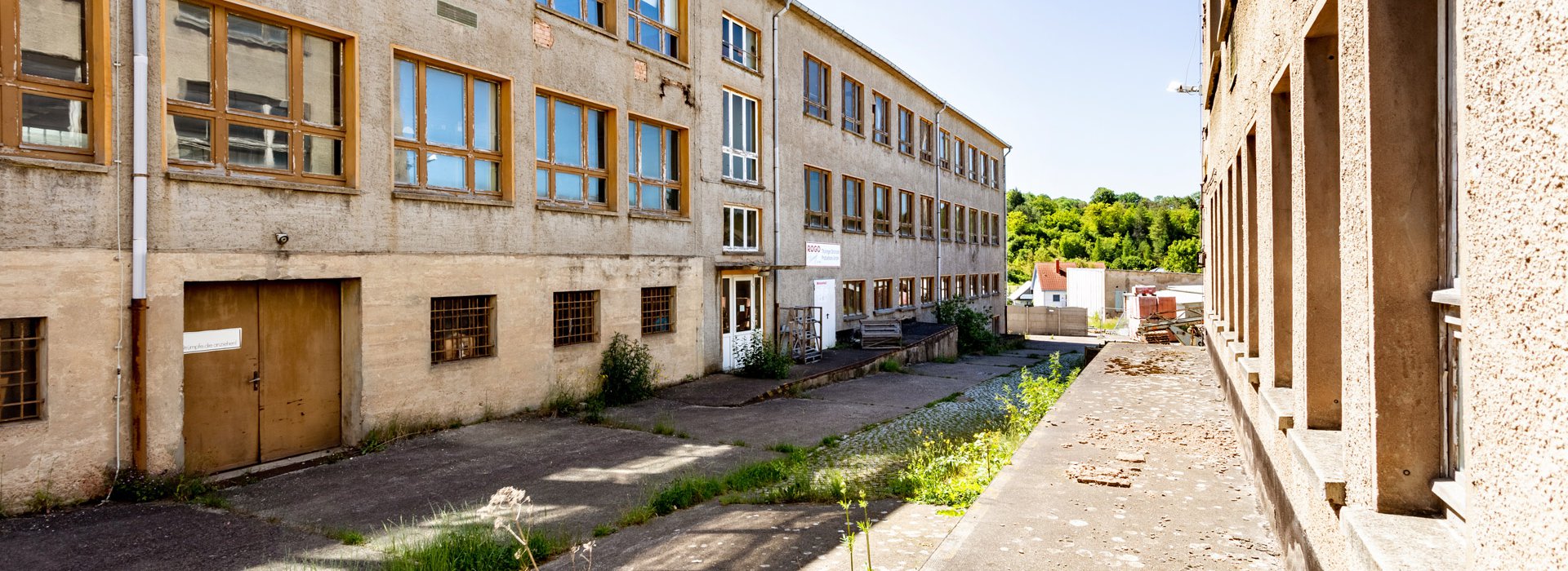 Innenhof zwischen grauen verlassenen Gebäuden