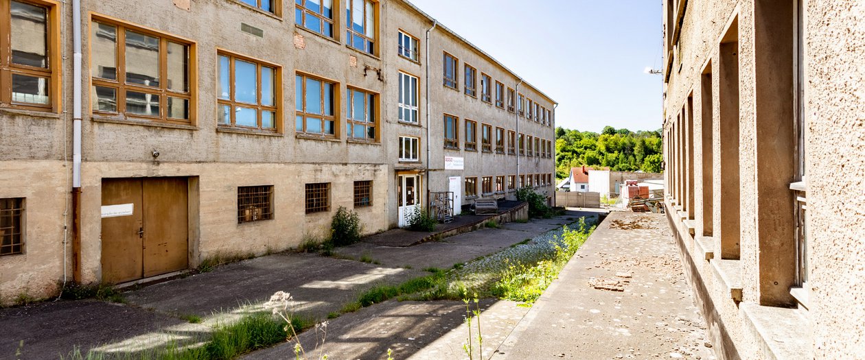 Diedorf Innenhof zwischen grauen verlassenen Gebäuden
