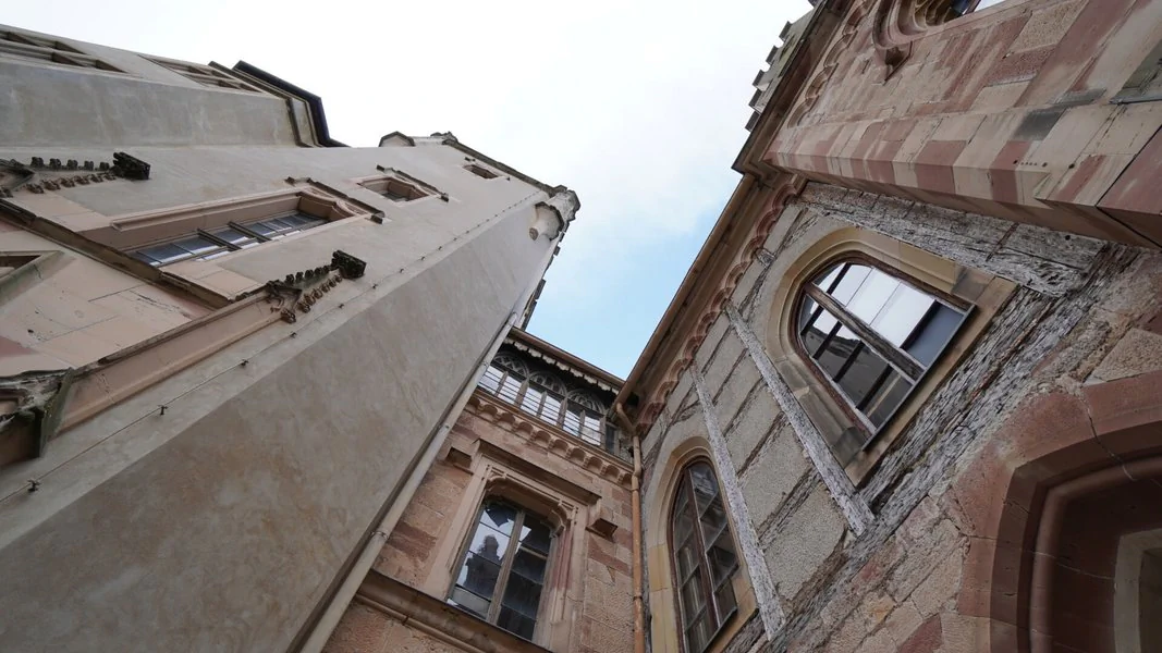 Das hohe Gebäude erhebt sich imposant und dominiert die umliegende Architektur.