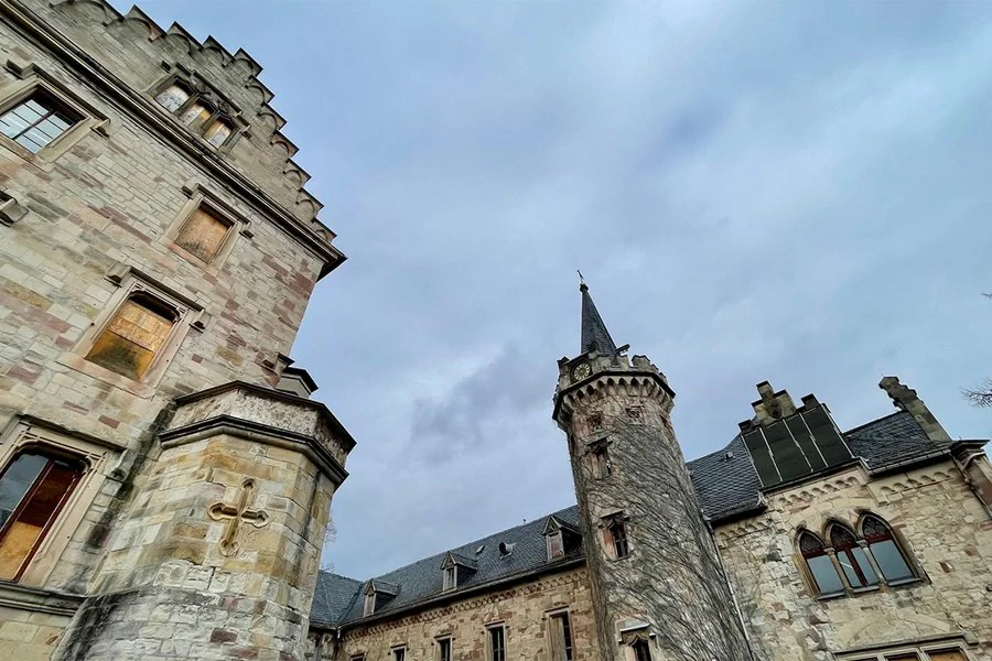 Schloss Reinhardsbrunn Froschperspektiv des Hauptgebäudes vom Schloss Reinhardsbrunn