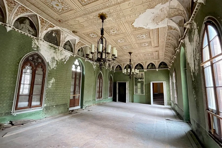 Schloss Reinhardsbrunn Ahnensaal vom Schloss Reinhardsbrunn, Kronleuchter, verzierte Decke und Moosgrüne Wände
