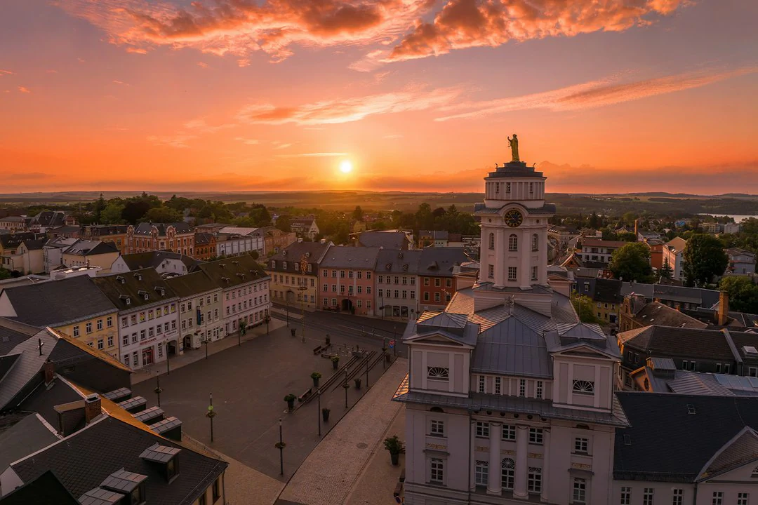 Sebastian Theilig, Rathaus in Zeulenroda-Triebes Ein schöner Sonnenuntergang über Zeulenroda, der den Himmel in warmen Farben erleuchtet.