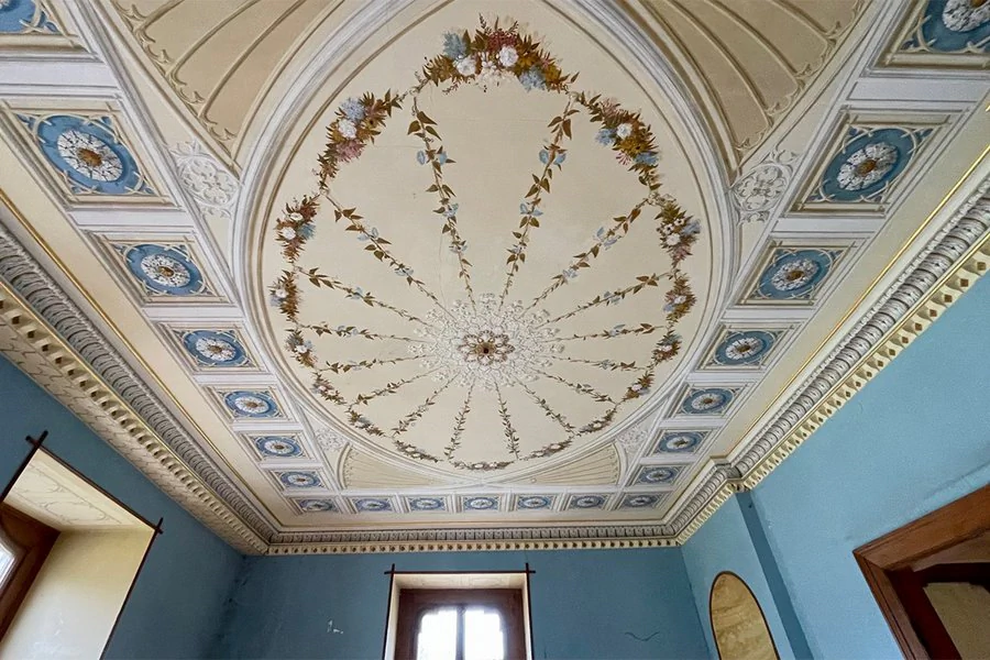 Innenaufnahme Schloss Reinhardsbrunn Verzierte Decke eines Innenraumes vom Schloss Reinhardsbrunn, blaue Wände und Fenster mit Lichteinfall