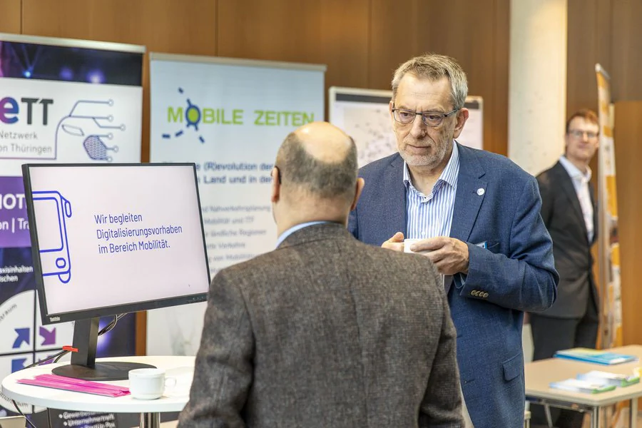 Sachlicher Austausch von zwei männlichen Personen am Messestand