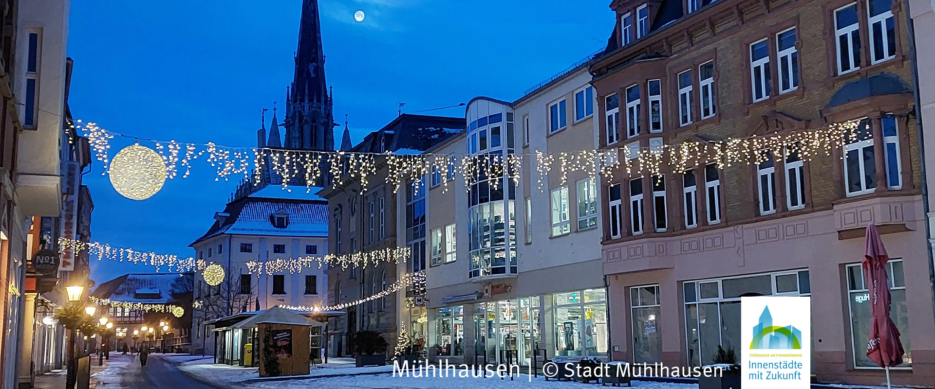 Bildbeschreibung / description: Lichterketten in der Mühlhausener Innenstadt