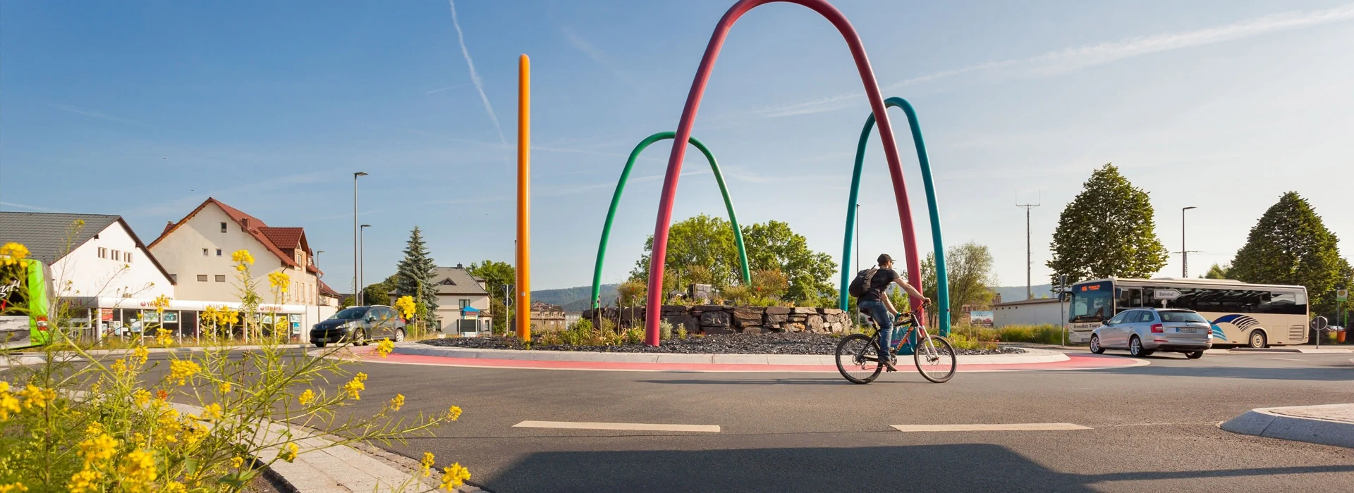 Bildbeschreibung / description: Kreisverkehr in Saalfeld mit 4 großen bunten Bögen aus Metall im Zentrum