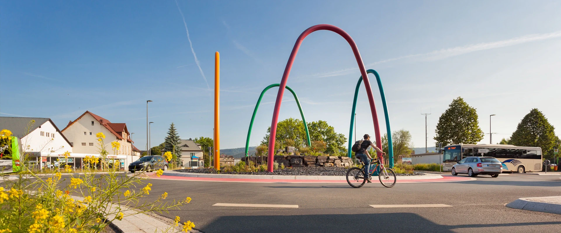 Bildbeschreibung / description: Kreisverkehr in Saalfeld mit 4 großen bunten Bögen aus Metall im Zentrum