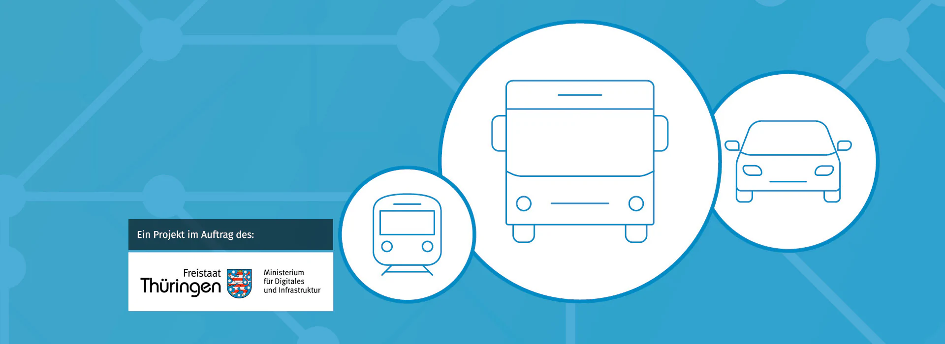 Bildbeschreibung / description: Drei Icons von Bus, Bahn und PKW auf blauem Hintergrund. Schriftzug: Ein Projekt im Auftrag des Thüringer Ministeriums für Digitales und Infrastruktur ist eingebettet.