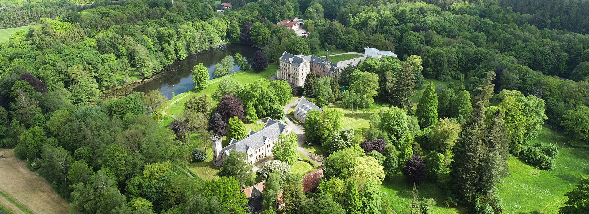 Bildbeschreibung / description: Drohnenaufnahme des Schloss Reinhardsbrunn bei sonnigem Wetter im Sommer