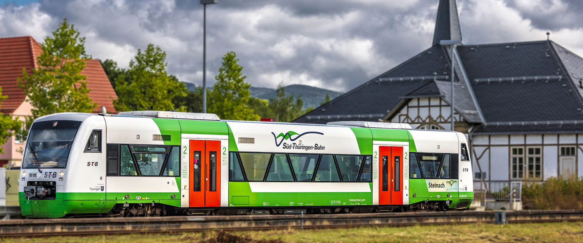 Copyright: Süd Thüringen Bahn Bildbeschreibung / description: Süd Thüringen Bahn am Bahnhof