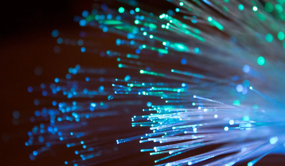 Bildbeschreibung / description: Beleuchtete Glasfaserkabel