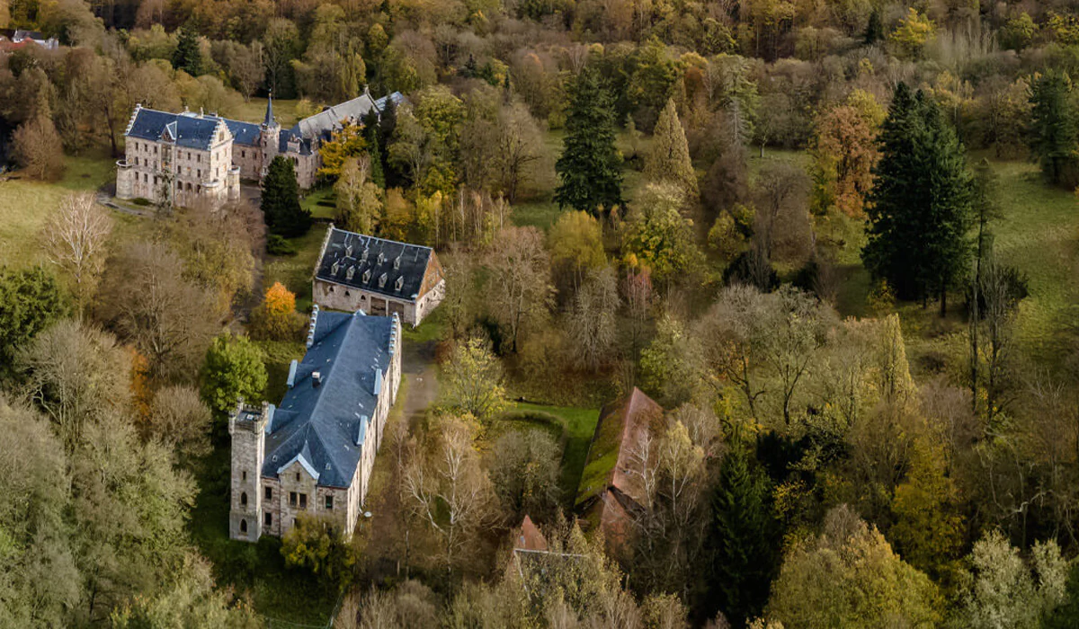 Bildbeschreibung / description: Drohnenaufnahme des Schloss Reinhardsbrunn bei sonnigem Wetter im Herbst