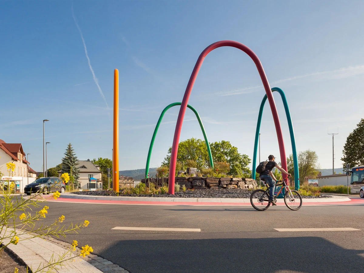 Bildbeschreibung / description: Kreisverkehr in Saalfeld mit 4 großen bunten Bögen aus Metall im Zentrum