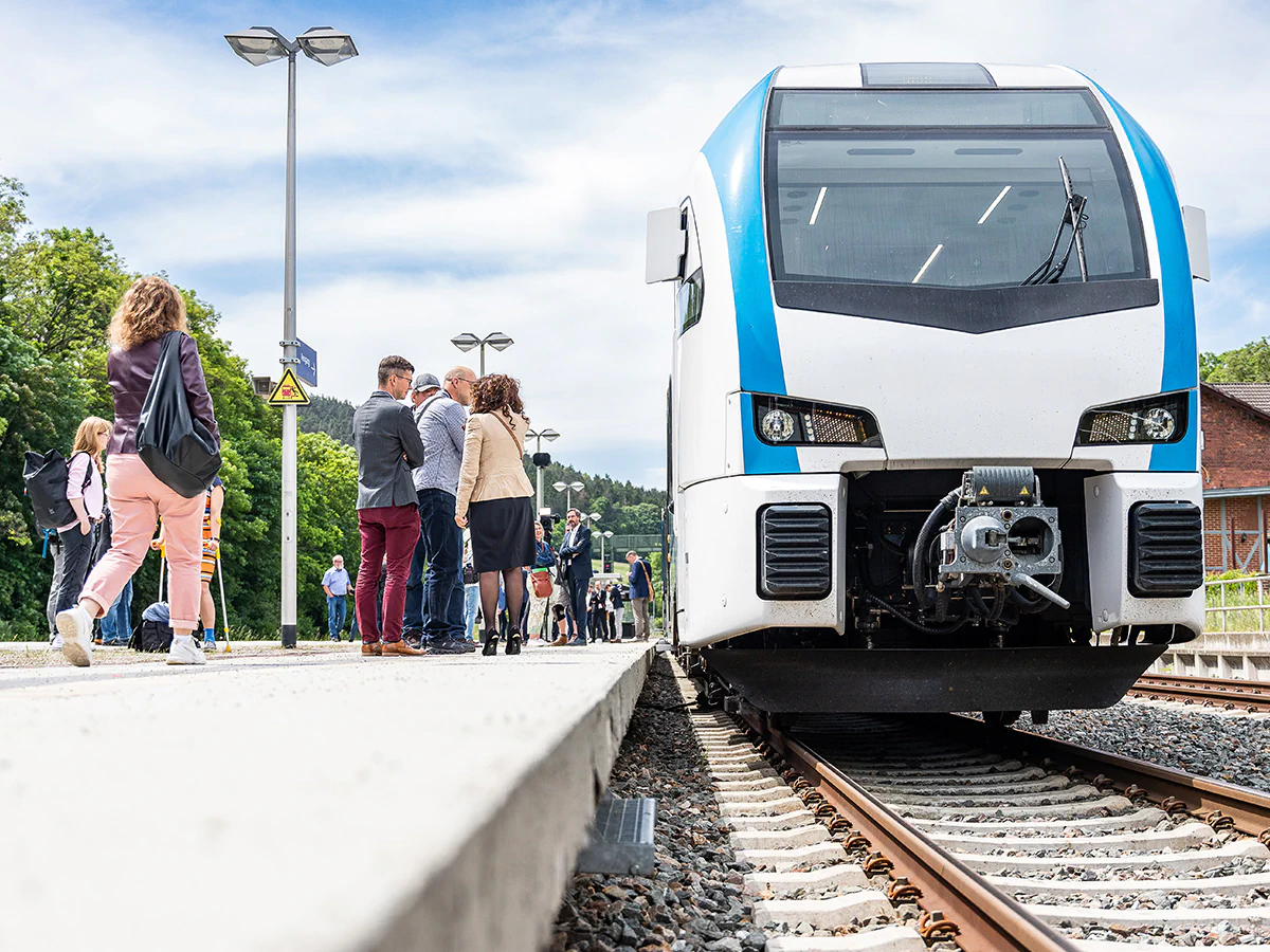Bildbeschreibung / description: Wasserstoffzug an einem Bahnsteig