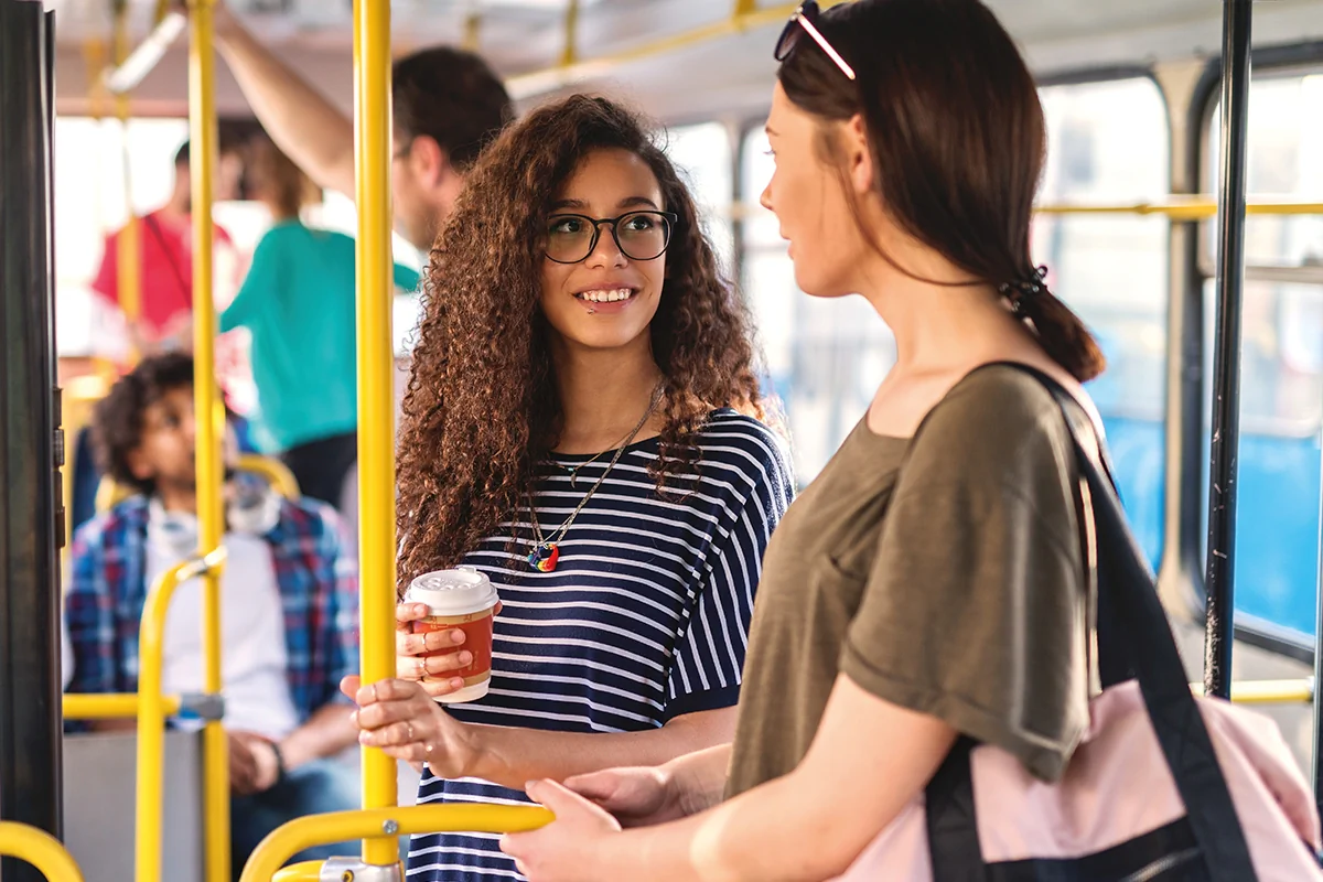 Bildbeschreibung / description: Zwei Frauen unterhalten sich im Bus