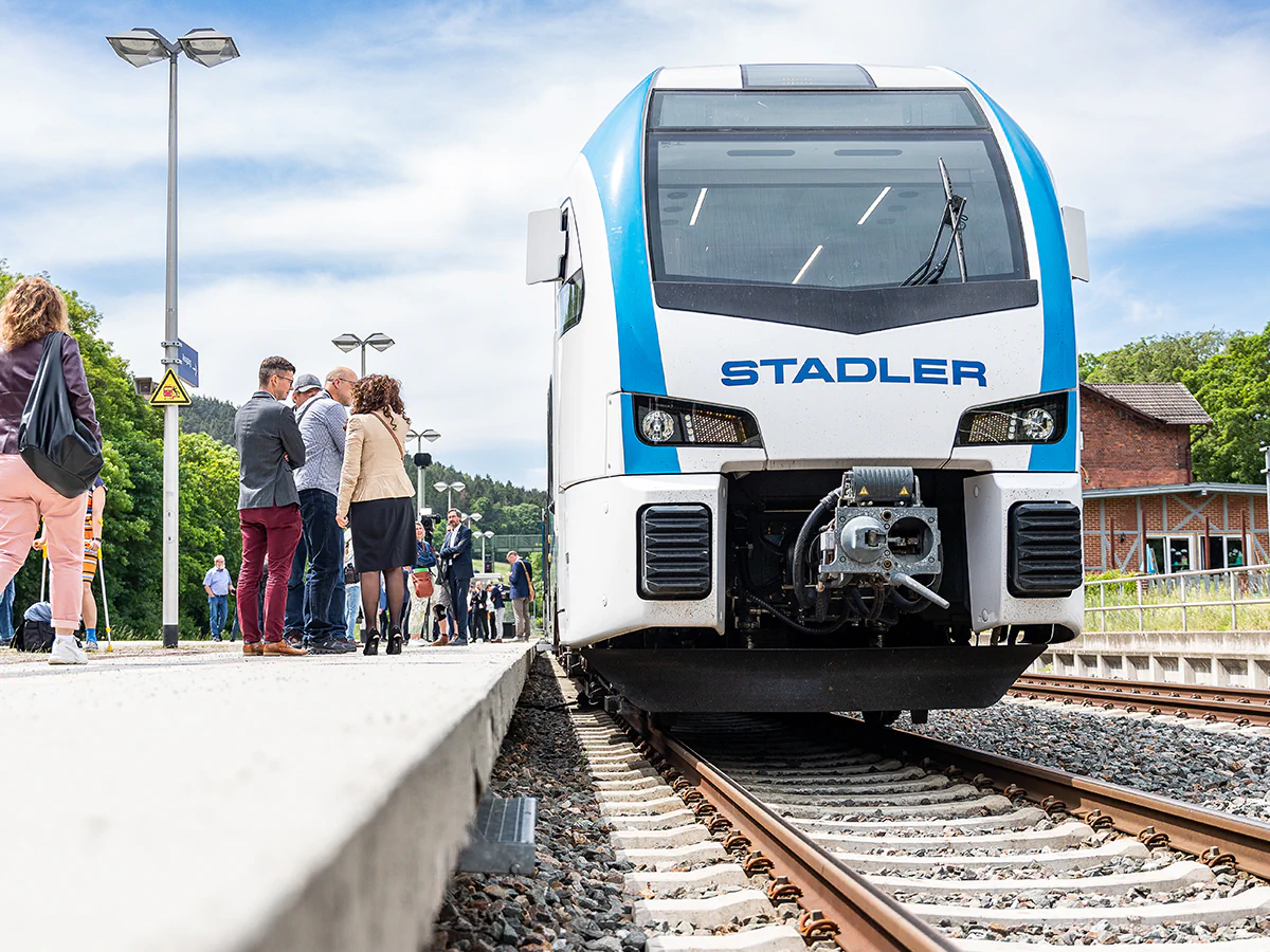 Bildbeschreibung / description: Wasserstoffzug an einem Bahnhof